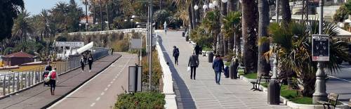 Sanremo, turisti a passeggio sul lungomare, ma nessun controllo