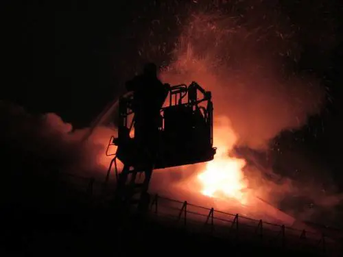Pregano per esorcizzare il Coronavirus, ma una candela incendia la casa