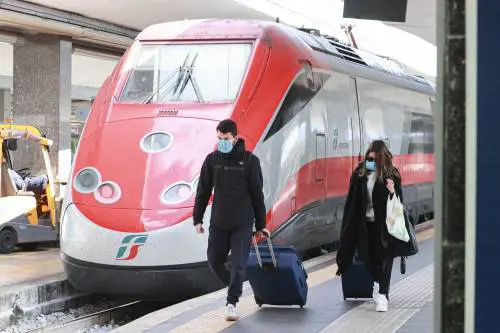 Coronavirus, arriva il blocco dei treni notturni