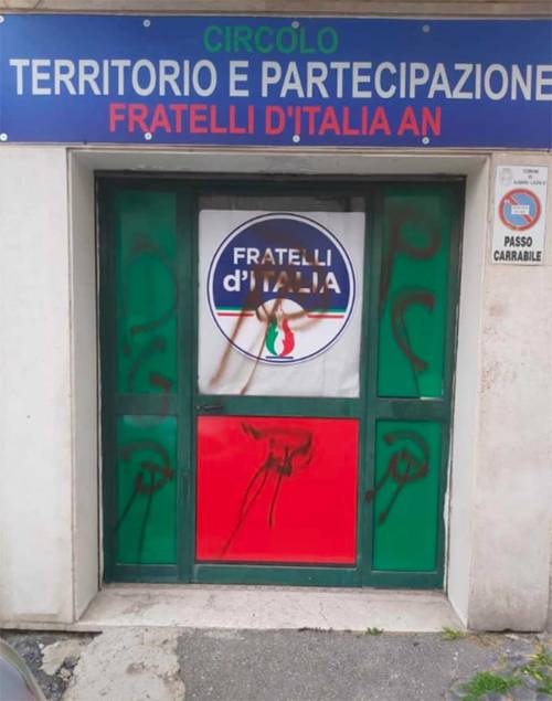 Vandali imbrattano la sede di Fratelli d'Italia. Ira Meloni: "Figli di papà imbecilli"