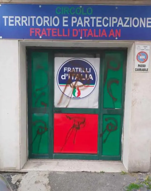 Vandali imbrattano la sede di Fratelli d'Italia. Ira Meloni: "Figli di papà imbecilli"