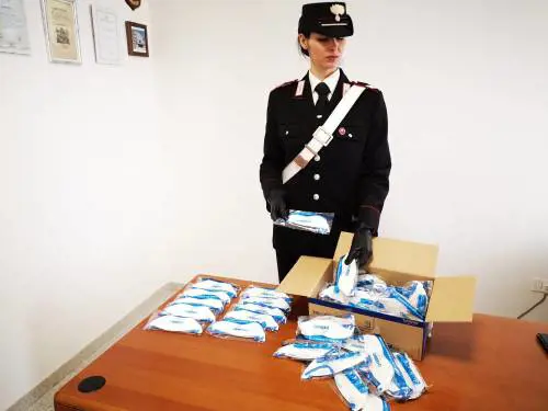 Ecco gli "sciacalli" delle mascherine: vendute a peso d'oro e senza certificazione