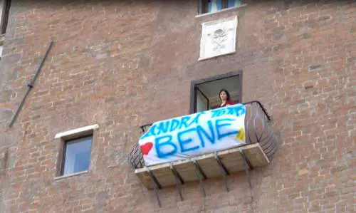 Coronavirus, flashmob in finestra? Sì, ma occhio alle distanze 