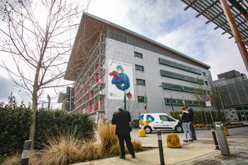 L'Italia cullata dall'infermiera sulla facciata dell'ospedale