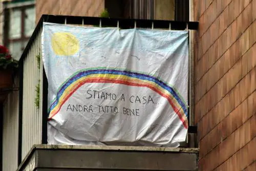 Quarantena sì ma con stile: in balcone c'è il Djset che suona