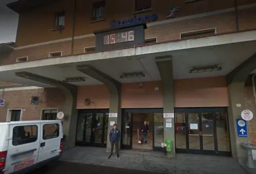 Coronavirus, tensioni in stazione: 55enne manda agente in ospedale