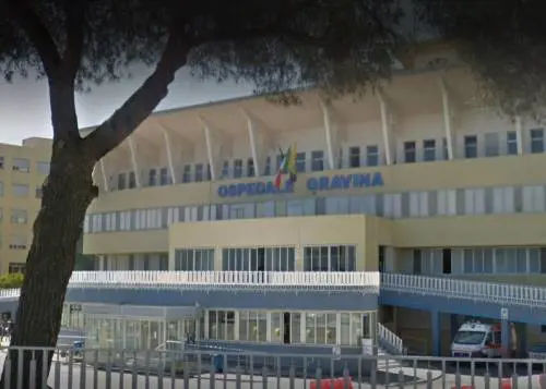 Infermiere chiede di uscire da pronto soccorso: lo aggrediscono in 5