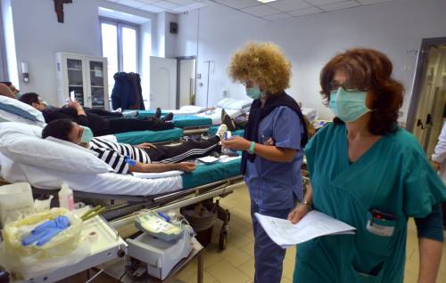 Milano, coda di donatori di sangue al Policlinico