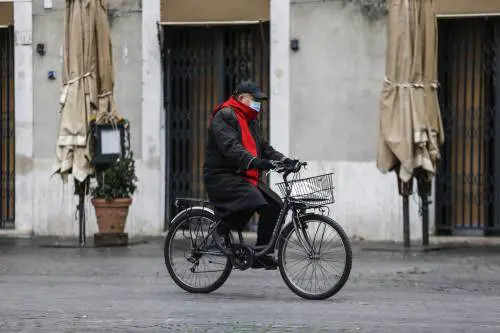 Virus colpisce gli uomini. L'esperto: "Le donne difese dagli estrogeni"
