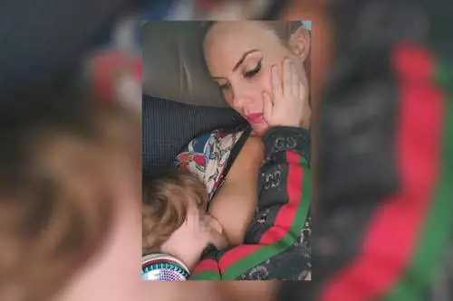 Coco Austin, allatta la figlia e sfida i social: "Mentre il mondo sta finendo tu succhia il mio amore"