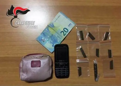 Esce di casa per spacciare hashish: minorenne in arresto