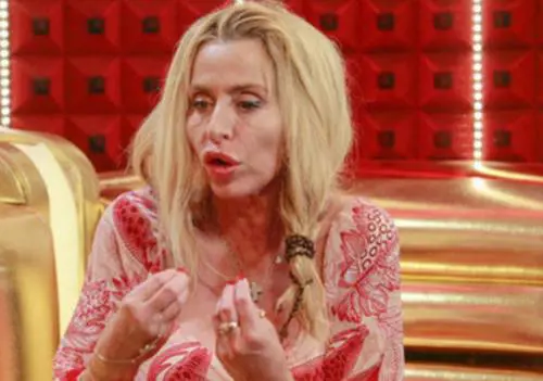 Valeria Marini e la ginnastica passiva in quarantena: "Uso una pedana vibrante"