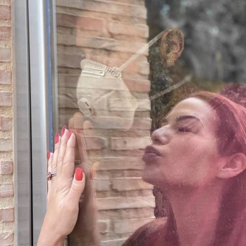 Il bacio di Tamara a Garay: "Uniti nella distanza"