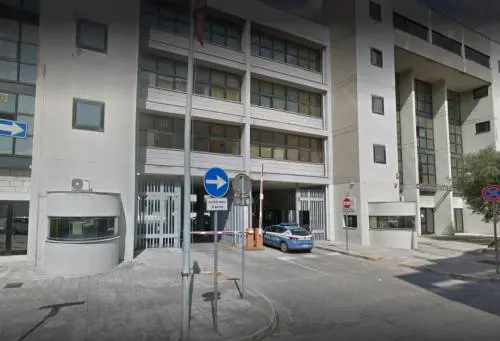 In strada col machete,  poi aggredisce agenti: un ghanese in manette