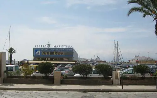 Virus, il prefetto di Cagliari requisisce parte del materiale sanitario diretto in Liguria