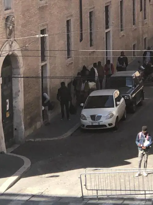 Coronavirus, se il decreto di Palazzo Chigi non vale per migranti e rom