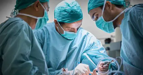 Nasconde il Coronavirus per l'intervento al naso, contagiati i medici