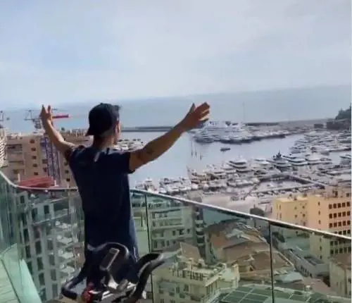 Fabregas saluta i vicini di casa dal balcone che non apprezzano: "Ma vaff..."