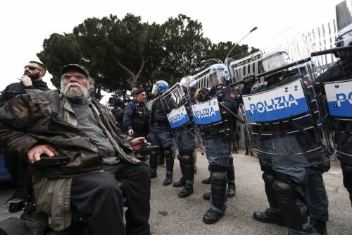 Vietato indossare le mascherine in carcere: "Creano allarmismo". E il governo manda i detenuti a casa