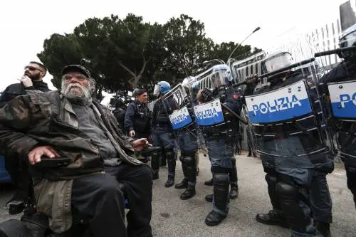Vietato indossare le mascherine in carcere: "Creano allarmismo". E il governo manda i detenuti a casa