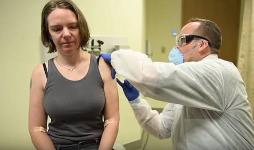 Virus, la prima vaccinata al mondo è una donna: "Per me una grande opportunità"
