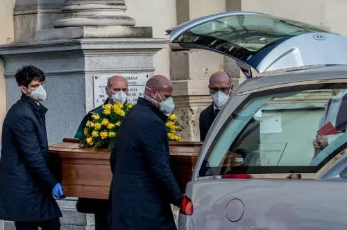 Mascherine e termoscanner: ecco come cambiano i funerali