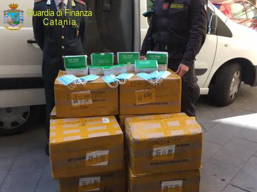 Vendeva mascherine nocive: denunciato un cittadino cinese