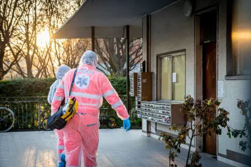 Un intervento di un'ambulanza in un appartamento privato per verificare i sintomi da COVID-19 