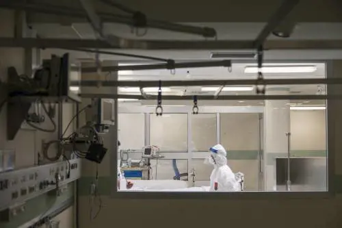 L'Italia della solidarietà: pizze e dolci donate ai medici in corsia