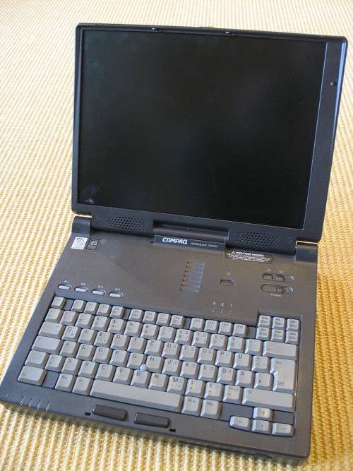 Un vecchio computer dell'esercito tedesco, pieno di dati militari, in vendita su eBay