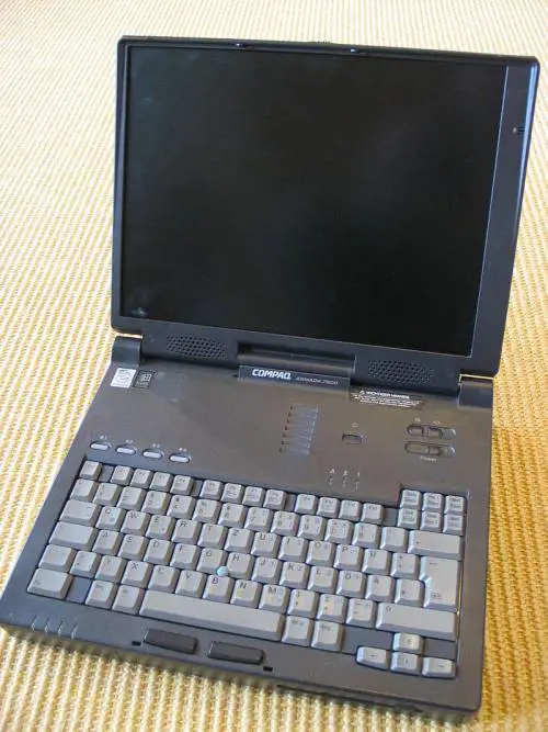 Un vecchio computer dell'esercito tedesco, pieno di dati militari, in vendita su eBay