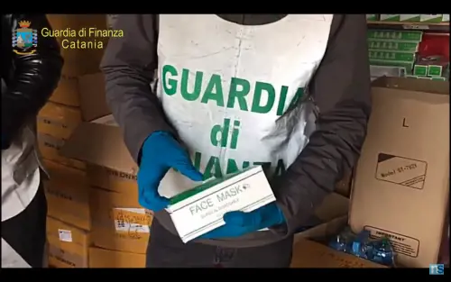 Mascherine non a norma, sequestro e denuncia per un cinese