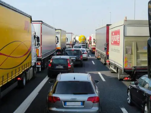 Coronavirus, pugno duro dell'Est Europa: tir italiani bloccati