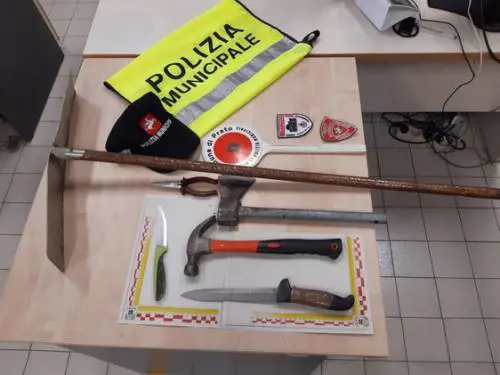 Si scaglia con ascia e coltello contro i vigili urbani. Manette a un cinese