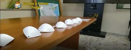 La coppa da reggiseno come mascherina in vendita: scattate le denunce