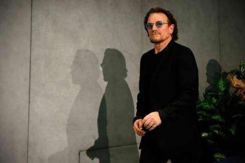 Bono degli U2 canta per l'Italia