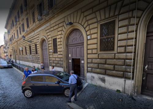 Roma, nigeriano rapina uomo poi attacca carabinieri col coltello