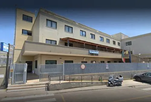 Gambiano pregiudicato aggredisce compagna e attacca agenti