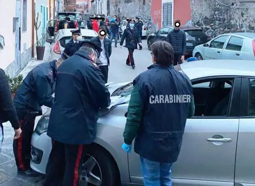 Festa di ballo in strada e spinelli: scattano le denunce