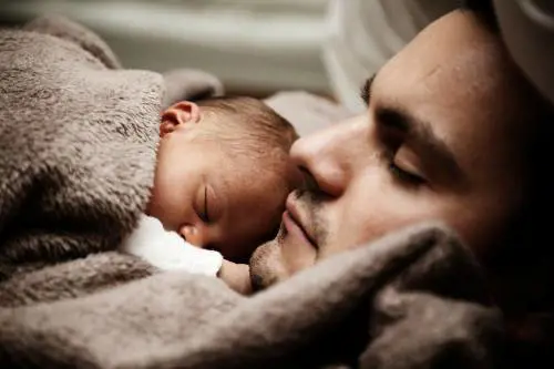 Oggi la strana Festa dei papà poco eroici e molto mamme