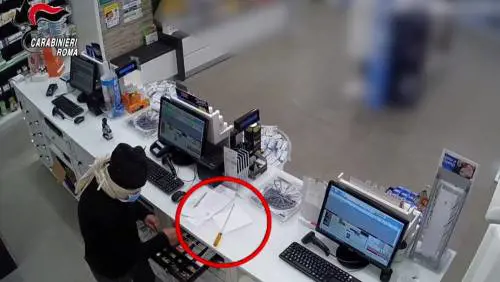 Indossa mascherina chirurgica e rapina farmacia: arrestato