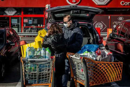 Il governo non chiude i negozi Le Regioni aumentano divieti