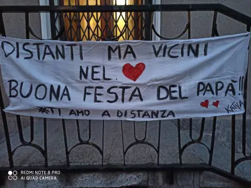 Il coronavirus la separa dal papà, lei gli dedica un tenero striscione