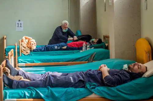 Coronavirus, il medico in prima linea: "Non possiamo intubare tutti"