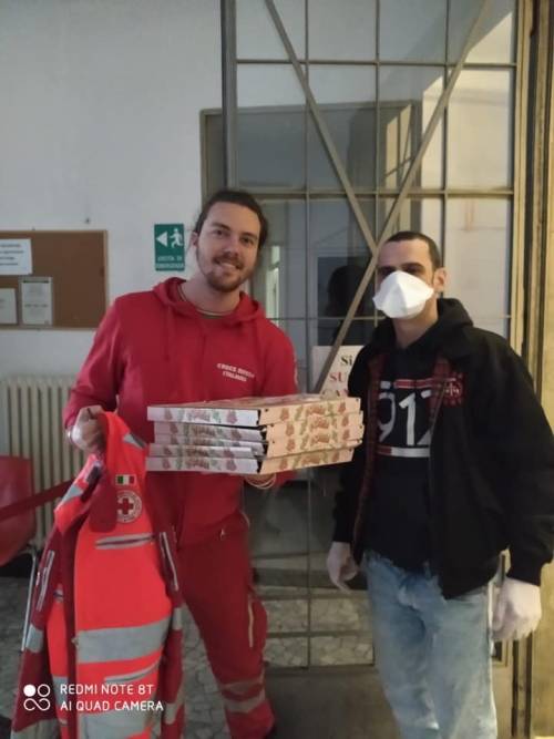 Gli ultras del Monza consegnano pasti a medici e infermieri: "Non siete soli"