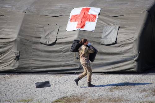 Virus, i sindaci chiedono l'esercito e a Piacenza è già montato l'ospedale da campo