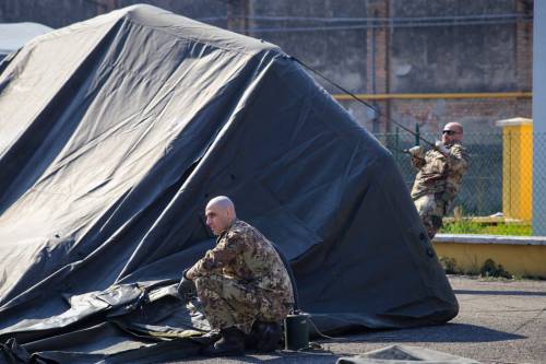 Piacenza, allestito l'ospedale da campo dell'esercito per il Covid-19