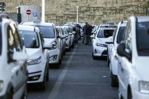 Coronavirus, 10 euro per la spesa in taxi