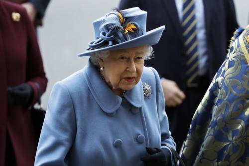 La Regina a rischio contagio: positivo un lavoratore di Buckingham Palace