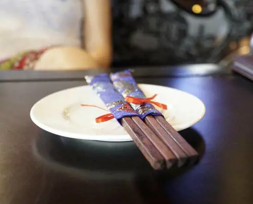 Cavoli triturati con le scarpe e cibi avariati: chiuso ristorante cinese